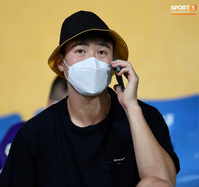 Huỳnh Anh chiếm spotlight khi đến sân cổ vũ Quang Hải, lộ gương mặt khác lạ không giống hình đăng Facebook-2