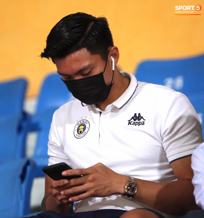 Huỳnh Anh chiếm spotlight khi đến sân cổ vũ Quang Hải, lộ gương mặt khác lạ không giống hình đăng Facebook-3