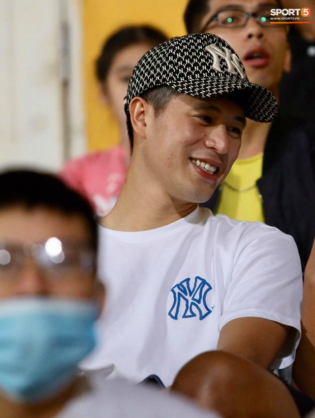 Huỳnh Anh chiếm spotlight khi đến sân cổ vũ Quang Hải, lộ gương mặt khác lạ không giống hình đăng Facebook-4