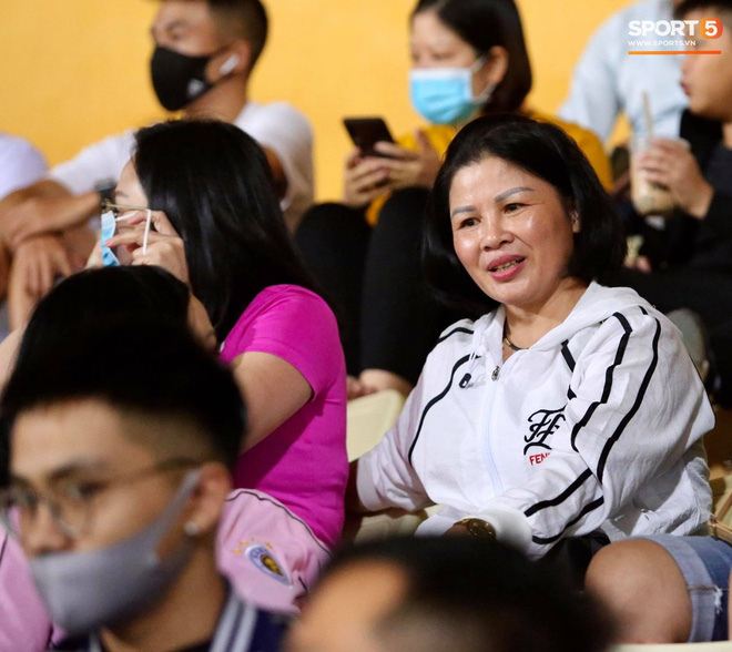 Huỳnh Anh chiếm spotlight khi đến sân cổ vũ Quang Hải, lộ gương mặt khác lạ không giống hình đăng Facebook-10