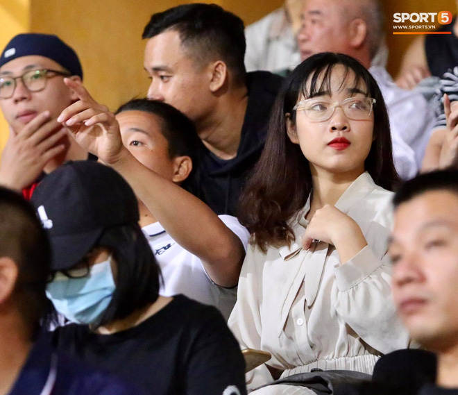 Huỳnh Anh chiếm spotlight khi đến sân cổ vũ Quang Hải, lộ gương mặt khác lạ không giống hình đăng Facebook-11