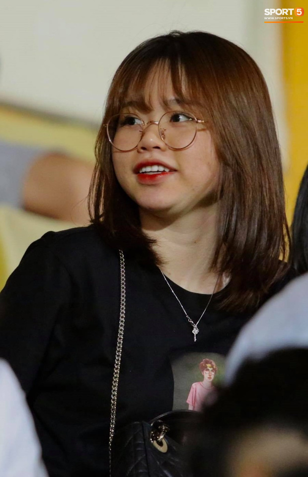 Huỳnh Anh chiếm spotlight khi đến sân cổ vũ Quang Hải, lộ gương mặt khác lạ không giống hình đăng Facebook-5