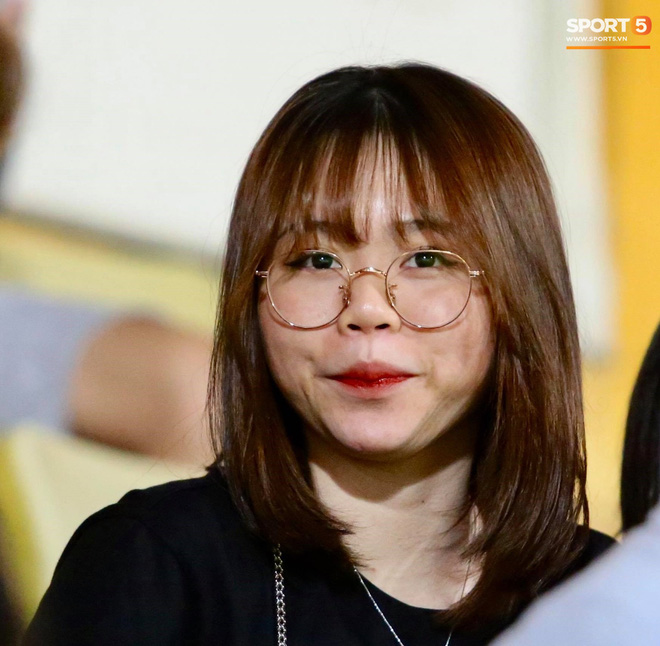 Huỳnh Anh chiếm spotlight khi đến sân cổ vũ Quang Hải, lộ gương mặt khác lạ không giống hình đăng Facebook-6