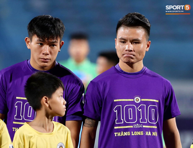 Huỳnh Anh chiếm spotlight khi đến sân cổ vũ Quang Hải, lộ gương mặt khác lạ không giống hình đăng Facebook-8