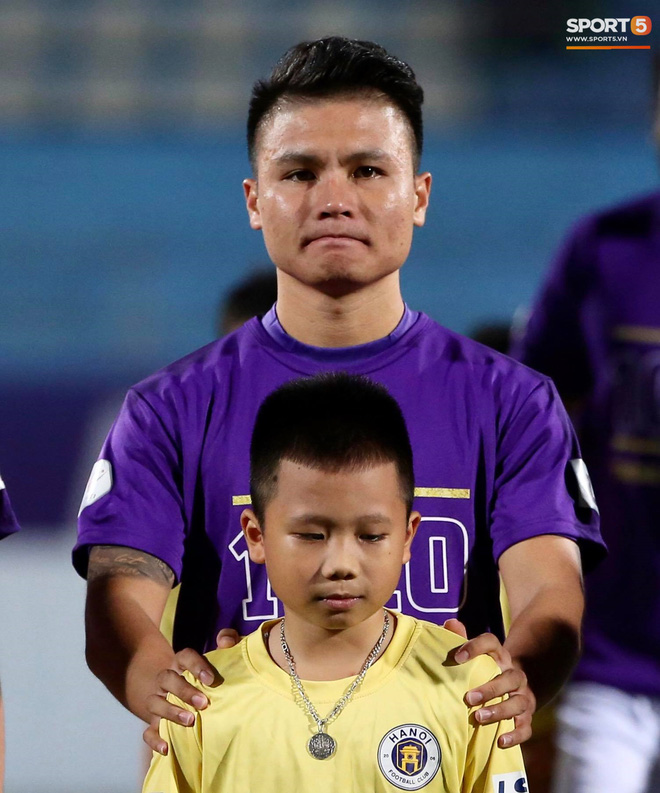 Huỳnh Anh chiếm spotlight khi đến sân cổ vũ Quang Hải, lộ gương mặt khác lạ không giống hình đăng Facebook-9