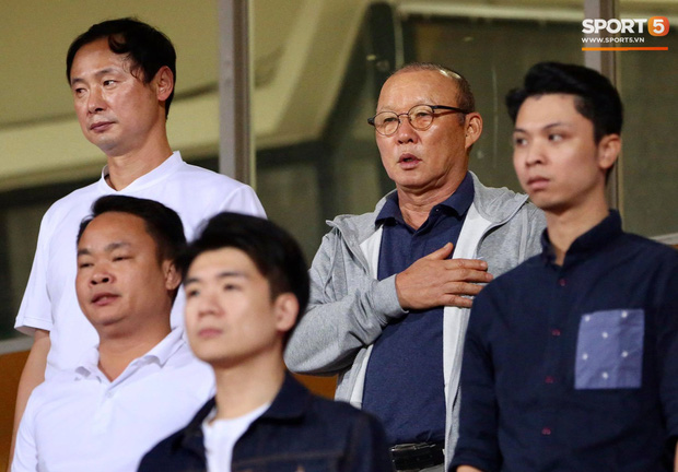 Huỳnh Anh chiếm spotlight khi đến sân cổ vũ Quang Hải, lộ gương mặt khác lạ không giống hình đăng Facebook-12