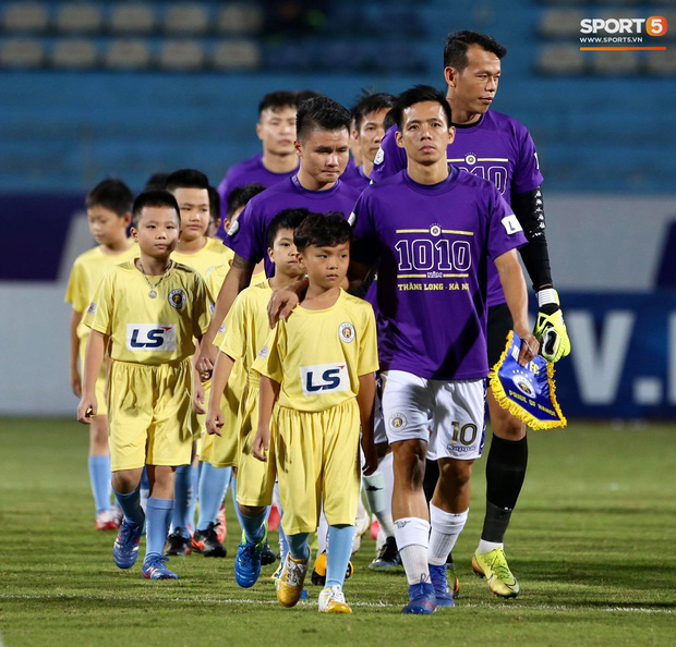 Huỳnh Anh chiếm spotlight khi đến sân cổ vũ Quang Hải, lộ gương mặt khác lạ không giống hình đăng Facebook-13