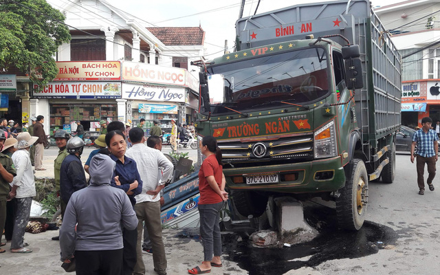 Xe tải lớn tông xe tải nhỏ văng xuống kênh, tài xế tử vong-1