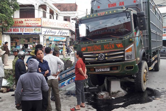 Xe tải lớn tông xe tải nhỏ văng xuống kênh, tài xế tử vong