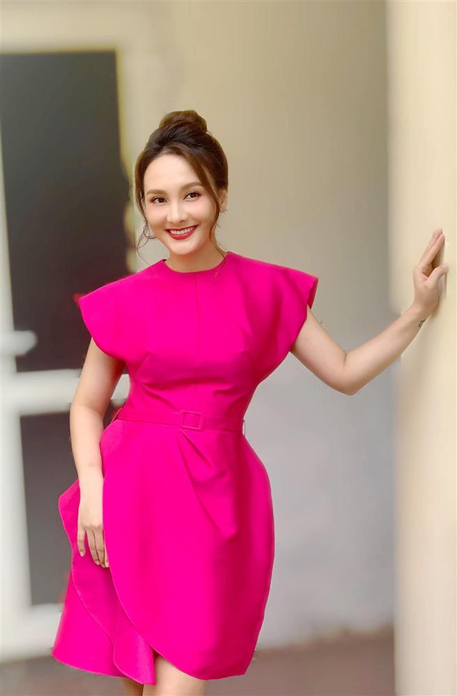 Nàng dâu quốc dân của vũ trụ VTV: Bầu bí lần 2 vẫn xinh đẹp rạng ngời, quan trọng là style hack chiều cao cực cao tay dành cho nàng 30+-8