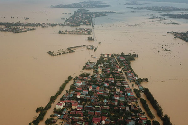 Video: Nhà ngập trong nước, phố biến thành sông tại Đà Nẵng-1