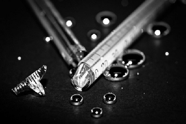 Nhảy trên ghế sofa rồi vô tình bị vướng cổ vào dây rèm cửa sổ, bé trai 2 tuổi tử vong-3