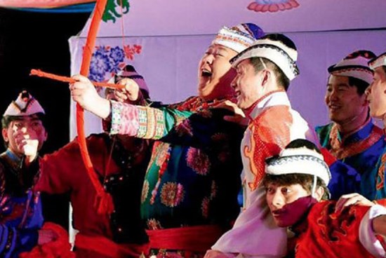 Chú rể bắn cung vào cô dâu, bố chồng hôn cô dâu... những phong tục cưới kỳ quái và gây sốc nhất thế giới