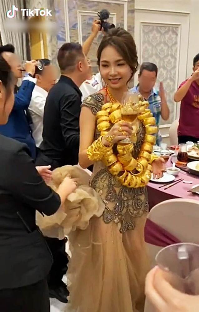 Cô dâu xinh đẹp còng lưng quấn cả chục cân vàng trên cổ, nhìn sang chú rể đeo đúng 2 cọng dây minh họa thì ai cũng phải bật cười-2