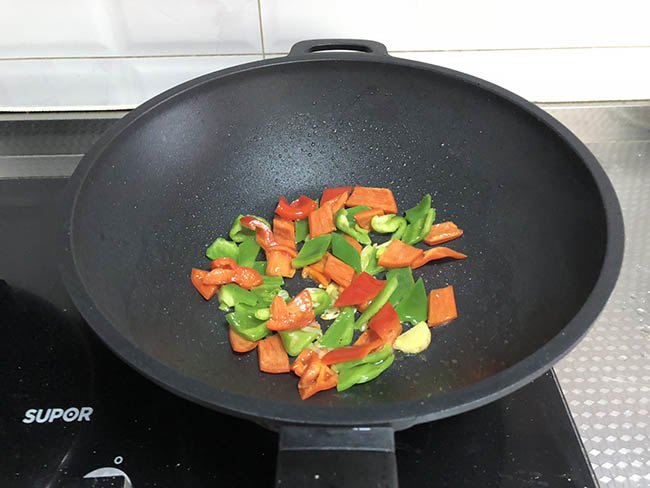 Vẫn là thịt thăn dai khô, nhưng đem xào thế này cơm nấu nhiều thế nào cũng chẳng đủ-7