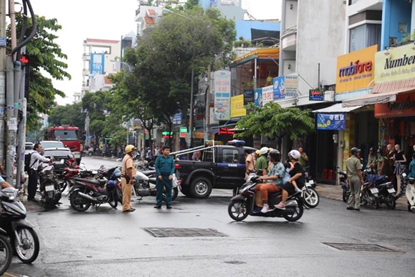 Tài xế taxi không biết đang chở nữ quái đi cướp ngân hàng-3