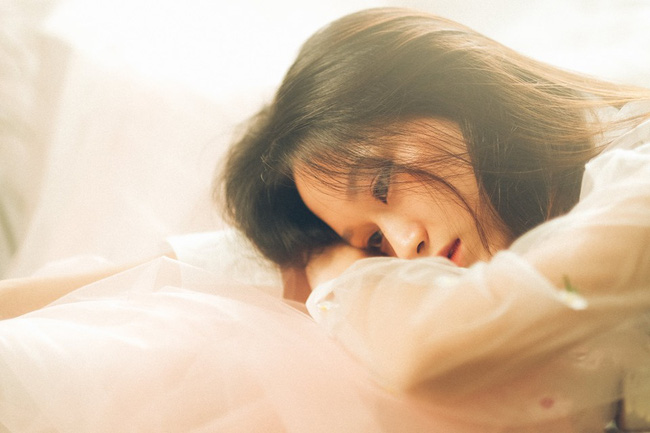 Giữa lúc nhà tôi nguy khốn thì được bạn của bố giúp đỡ, khi mọi chuyện xong xuôi, chú ấy bỗng nắm chặt tay tôi đưa ra một đề nghị khiến tôi hoảng loạn-1