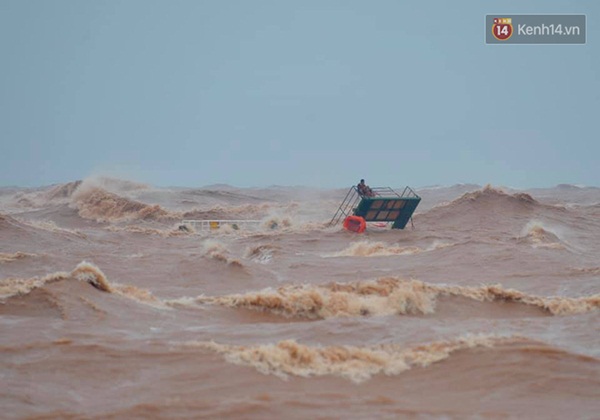 Nghẹt thở giải cứu thuyền viên kiệt sức, đeo bám trên tàu đang chìm dần tại bãi biển Cửa Việt-1