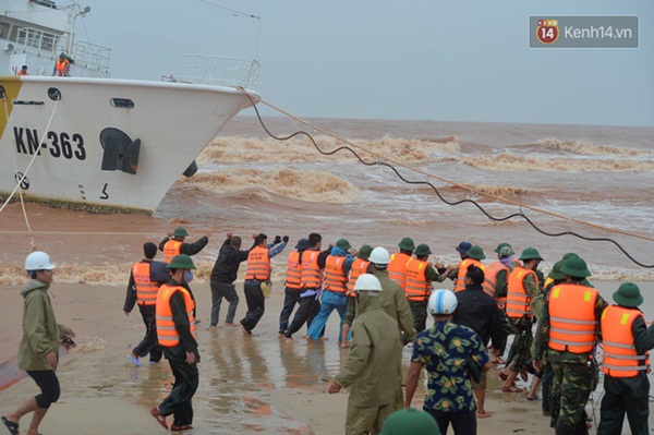 Nghẹt thở giải cứu thuyền viên kiệt sức, đeo bám trên tàu đang chìm dần tại bãi biển Cửa Việt-2