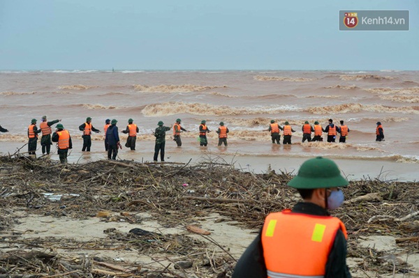 Nghẹt thở giải cứu thuyền viên kiệt sức, đeo bám trên tàu đang chìm dần tại bãi biển Cửa Việt-10