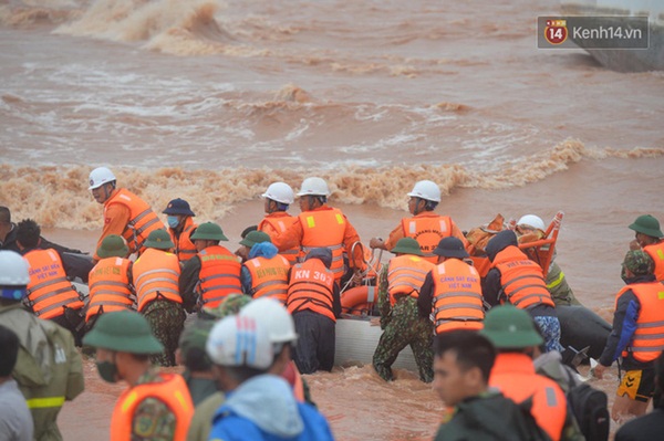 Nghẹt thở giải cứu thuyền viên kiệt sức, đeo bám trên tàu đang chìm dần tại bãi biển Cửa Việt-3