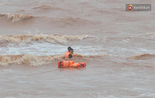 Nghẹt thở giải cứu thuyền viên kiệt sức, đeo bám trên tàu đang chìm dần tại bãi biển Cửa Việt-8