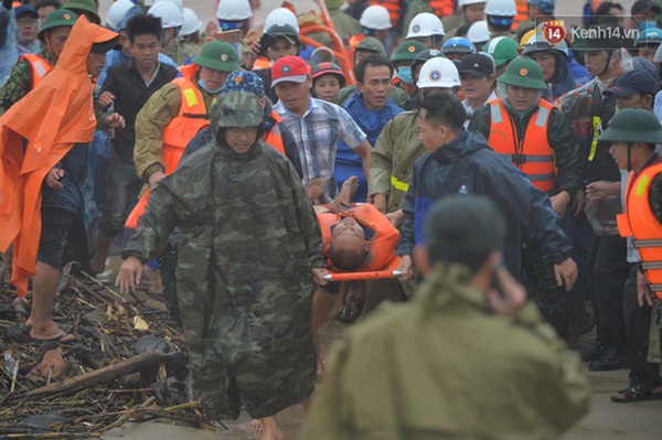 Nghẹt thở giải cứu thuyền viên kiệt sức, đeo bám trên tàu đang chìm dần tại bãi biển Cửa Việt-9