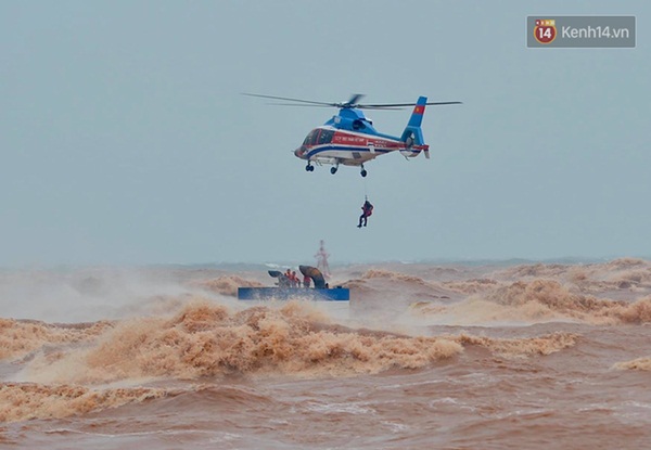 Nghẹt thở giải cứu thuyền viên kiệt sức, đeo bám trên tàu đang chìm dần tại bãi biển Cửa Việt-11