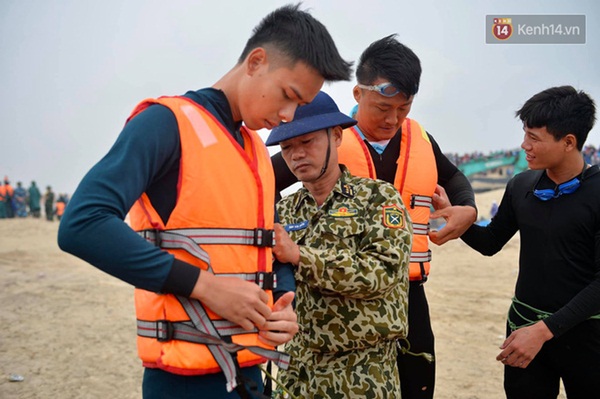 Nghẹt thở giải cứu thuyền viên kiệt sức, đeo bám trên tàu đang chìm dần tại bãi biển Cửa Việt-12