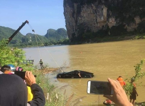 Phát hiện 3 người tử vong trong xe ôtô 7 chỗ rơi xuống sông-2