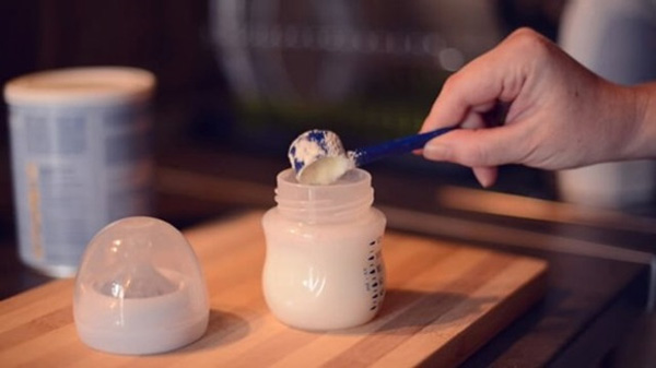 Pha sữa cho con 3 tháng tuổi, người mẹ phát hiện những hạt nhỏ xanh hồng cùng mùi hôi khó chịu, tố cáo việc làm tàn độc của nữ giúp việc-1