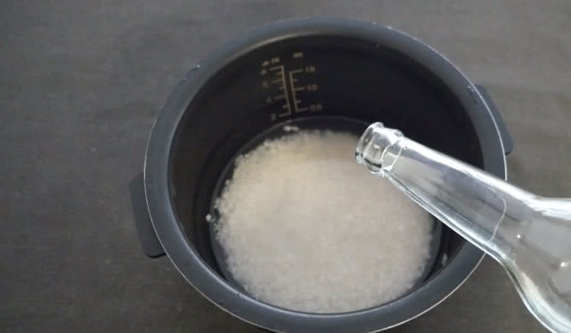 Nấu cơm chỉ cho nước là không đủ, thêm 2 nguyên liệu này cơm trắng thơm, ngon dẻo-1