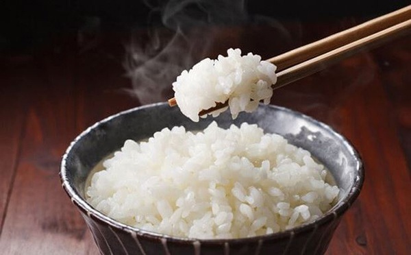 Nấu cơm chỉ cho nước là không đủ, thêm 2 nguyên liệu này cơm trắng thơm, ngon dẻo-2