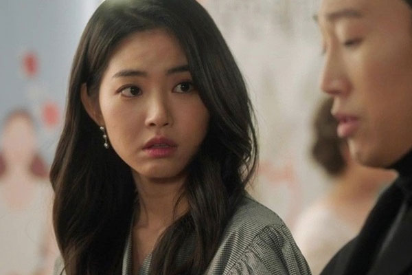 Vợ ôm nam đồng nghiệp ngay trước cửa nhà lúc tối muộn, anh chồng phẫn nộ giáng một cái tát nảy lửa nhưng sau đó lại phải quỵ lụy xin lỗi vợ-3