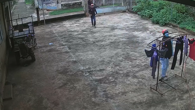Clip: 4 thanh niên trai tráng hùng dũng lao vào nhà dân trộm 2 chiếc quần rồi rút nhanh đến mức cậu vàng đuổi theo không kịp-1