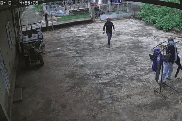 Bế con nhỏ trên tay, người chồng lao tới đấm, đá vợ dã man giữa sân chung cư-4