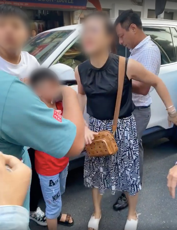 Hà Nội: Ô tô điên” kéo lê xe máy SH chạy gần 1km liền bị truy đuổi, người phụ nữ cùng con nhỏ xuống xe khóc lóc xin tha lỗi-3