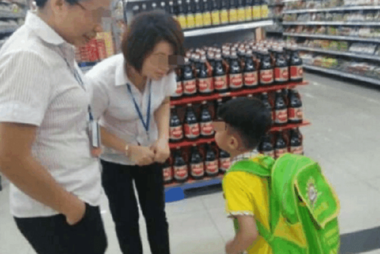 Con trai 6 tuổi mua một túi muối hết 100 nghìn, mẹ kéo đến siêu thị yêu cầu giải thích thì nhận được câu trả lời bất ngờ