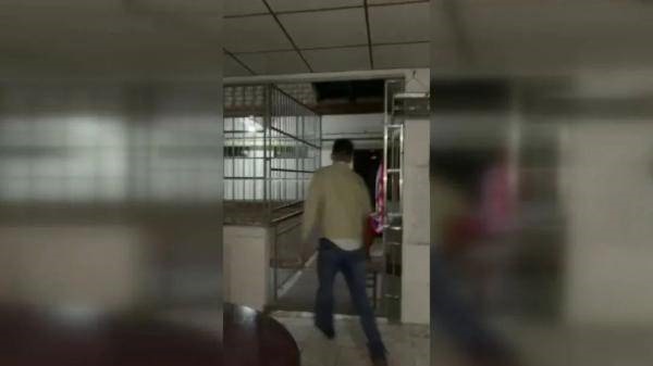 Rạng sáng nghe tiếng chuông điện thoại lạ, nữ streamer soi đèn kiểm tra rồi phát hiện sự thật kinh hoàng ngay bên dưới chiếc giường mình đang ngủ-4