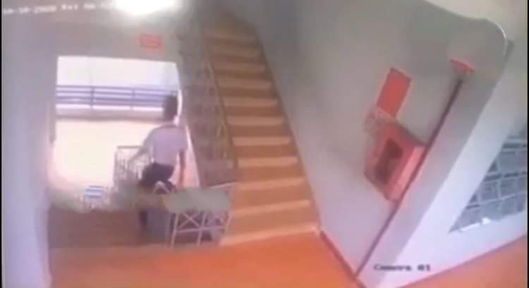 Nam sinh lớp 9 tử vong vì trượt lan can cầu thang ở trường học-1