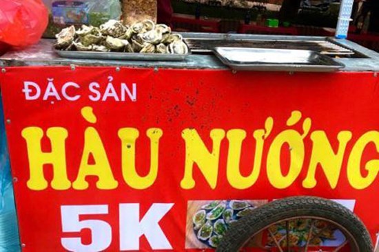Hàu nướng vỉa hè 5.000 đồng/con đầy phố Hà Nội: 'Là hàu loại'