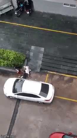 Bế con nhỏ trên tay, người chồng lao tới đấm, đá vợ dã man giữa sân chung cư-3