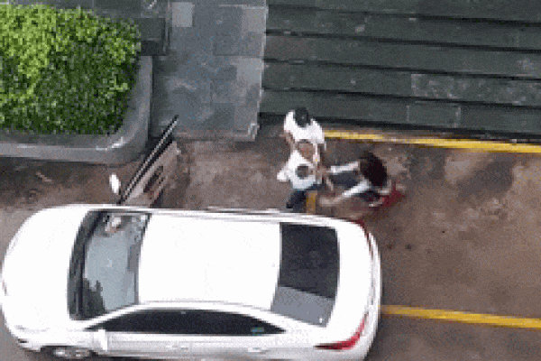 Clip: Thanh niên phóng nhanh vượt ẩu, đâm thẳng vào đuôi ô tô, tài xế không màng thiệt hại bỏ đi-2