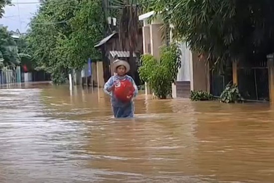 Video: Nhà ngập trong nước, phố biến thành sông tại Đà Nẵng