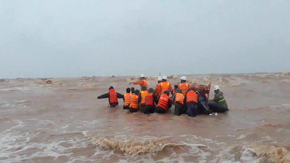 Lời kể của thuyền viên 4 ngày ròng rã bám ống khói tàu Vietship 01 mắc cạn trên biển-2