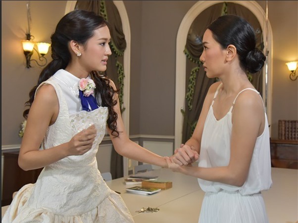 Chị chồng xấu tính định lấy cặp lộc bình nhưng tôi không đồng ý, thấy vậy bố chồng liền mắng tôi keo kiệt, nhỏ mọn-1