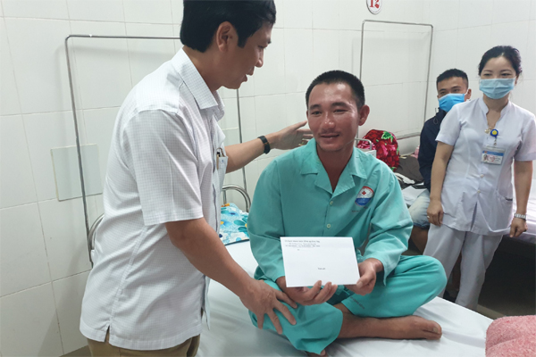 Nhân viên đường sắt ngủ quên không gác chắn, xe container bị tàu hoả tông đứt rời-6