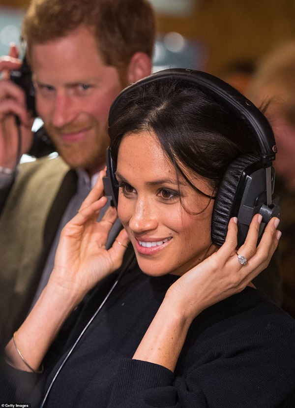 Meghan Markle xuất hiện sau lùm xùm bị nghị sĩ Mỹ yêu cầu giữ im lặng, đưa ra lời than thở khiến dân mạng dậy sóng-2