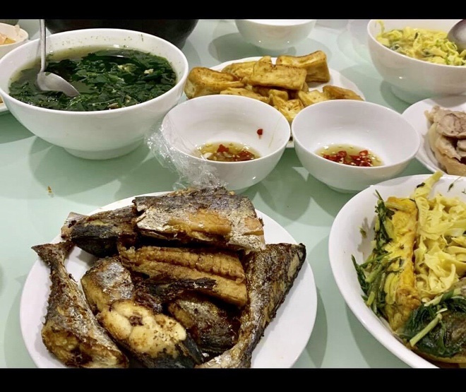 Mẹ chồng đến chăm con dâu ở cữ, nàng dâu ngậm ngùi nhìn hai mâm cơm khác biệt lúc chồng ở nhà và đi vắng-3