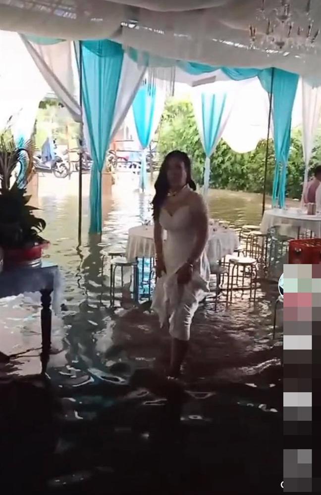 Vất vả tình cảnh đám cưới mùa lũ: Cô dâu vén váy đi giữa dòng nước ngập mênh mông, chú rể cõng vợ qua vùng nước ngập-1